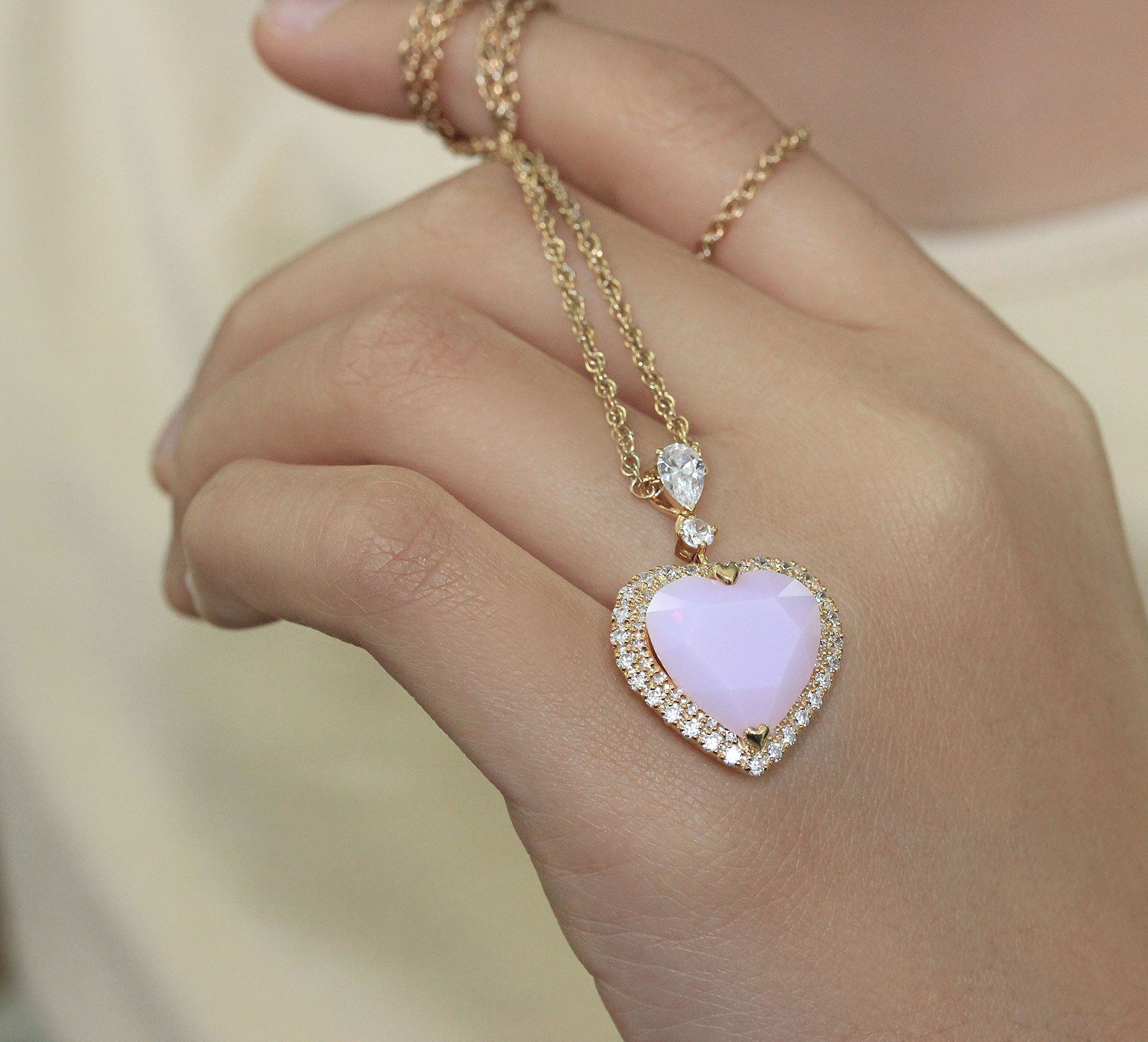 Elegant and delicate heart pendant with pinkish Opal reflection.